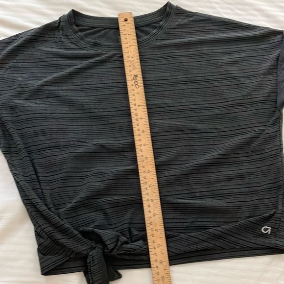 GapFit Breathe small women’s Boxy Tie Front Short Sleeve Tee - Picture 11 of 14